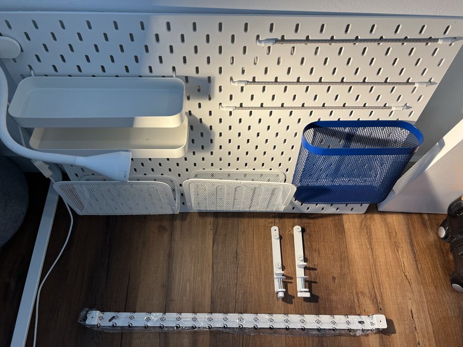 Painel organizador IKEA SKÅDIS completo com acessórios e candeeiro