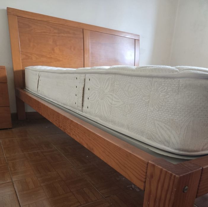 Conjunto: cama com colchão, dois criados-mudos e uma cômoda com espelho.