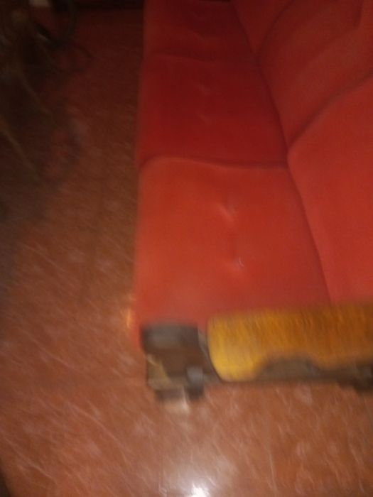 Sofá em madeira em ótimo estado