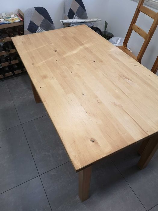 Mesa de madeira e cadeiras