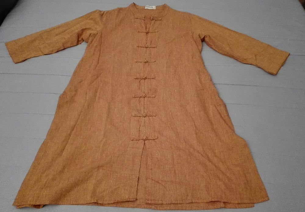 Blusas, túnicas e vestidos de marca
