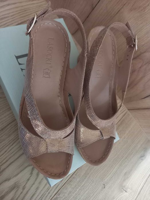 Nowe sandaly lasocki zlote koturna 39