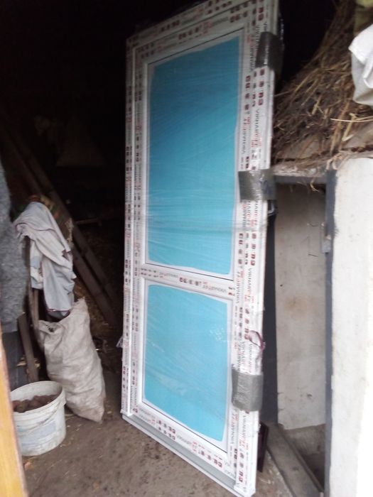 Двері вхідні , зовнішні   металопластикові.