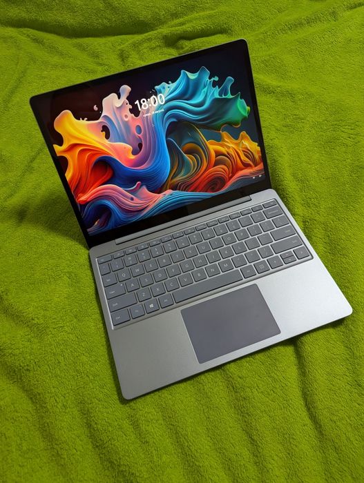 Продам Microsoft surface laptop go 8/128 для дизайнерів