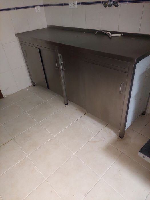 Varias Bancadas inox e balcão de inox com motores de frio