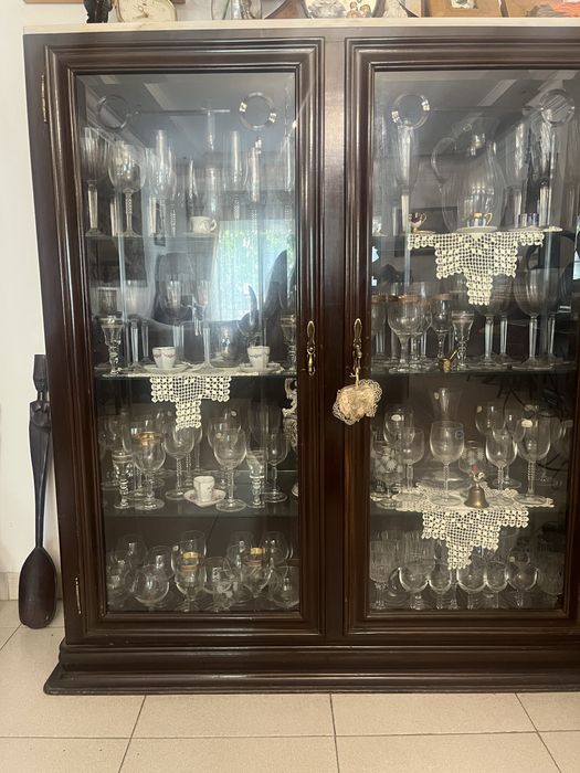 Cristaleira aparador em cerejeira