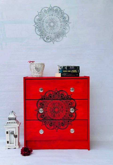 Czerwona komoda z trzema szufladami, mandala, kryształowe uchwyty