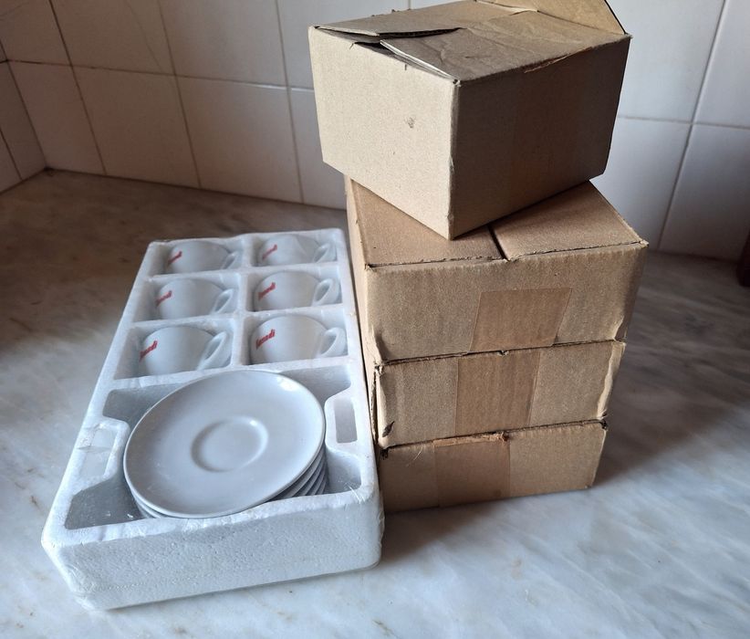 Conjunto de chavnas e pires para café.