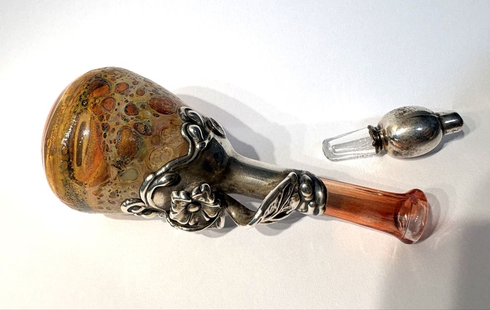 Magnífico frasco de perfume em vidro soprado com armação em prata 925