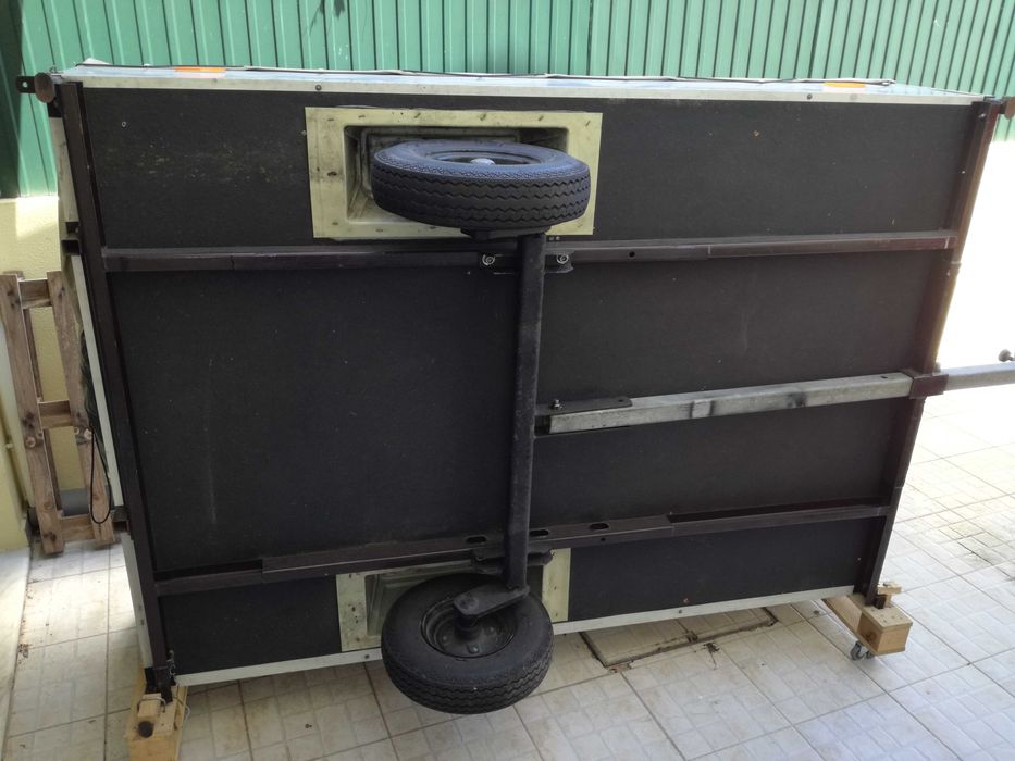 Auto-tenda com cozinha