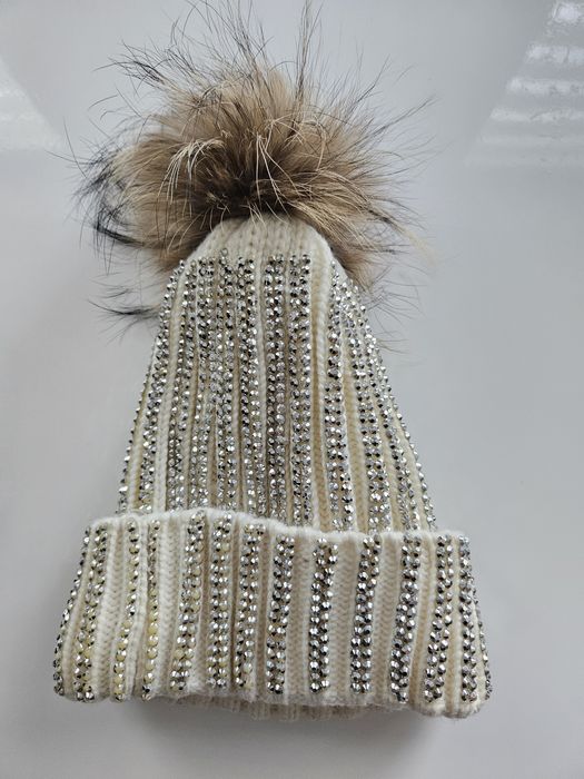 Kremowa czapka ze zdobieniami i pomponem