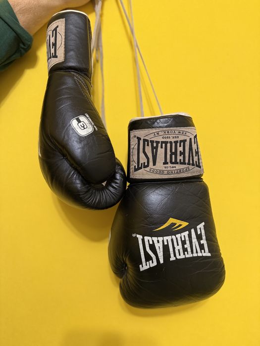 Боксерские перчатки Everlast