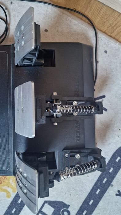 Kierownica Thrustmaster t300 + pedały
