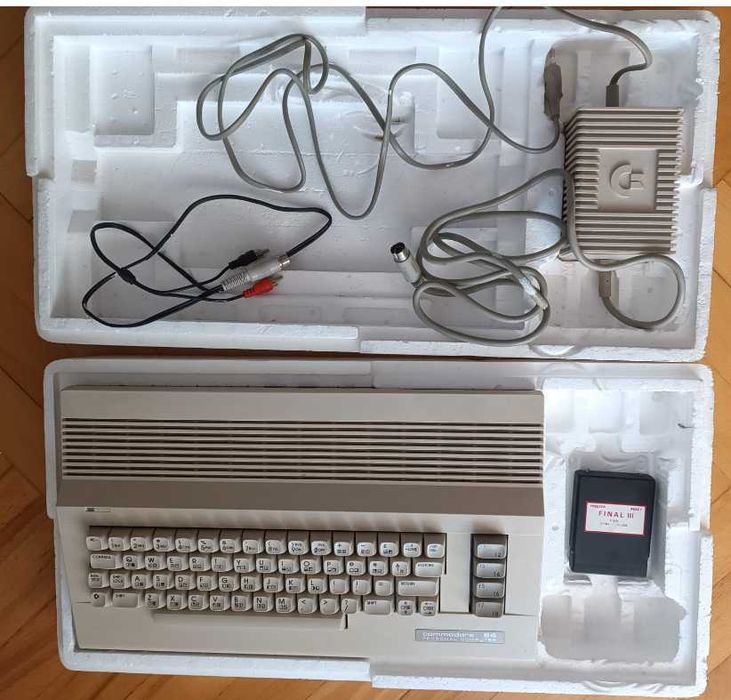 Zestaw Commodore 64C (C64) BOX w orginalnym pudełku z kartridżem Final III, zasilaczem i kablami.
