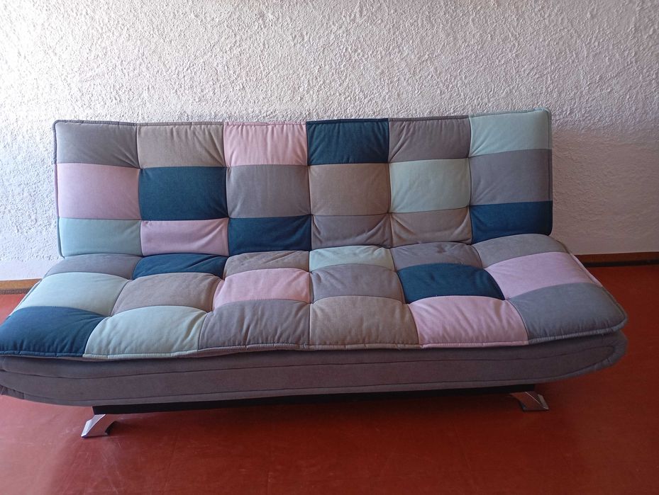 Sofá cama e mesa compacta com duas cadeiras