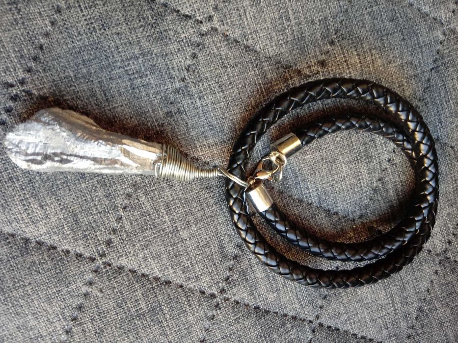 Naszyjnik z grotem kwarcu na grubym rzemieniu plecionym