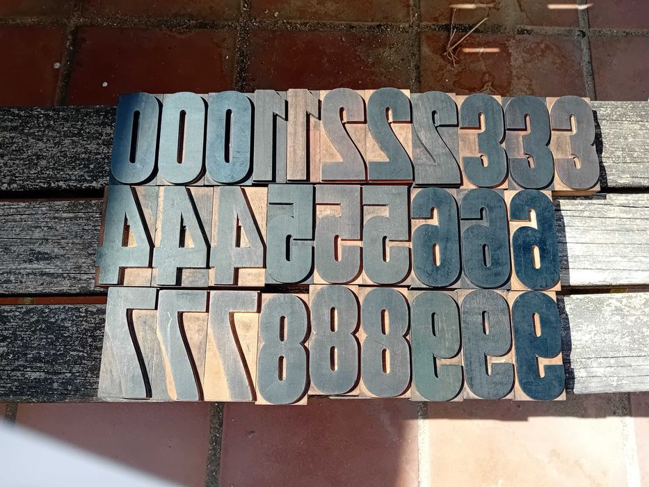 Numeros antigos tipografia madeira