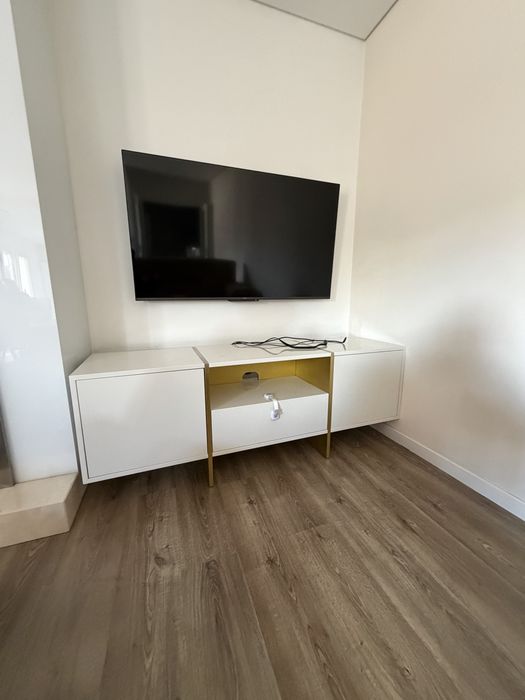 Movel tv branco e dourado