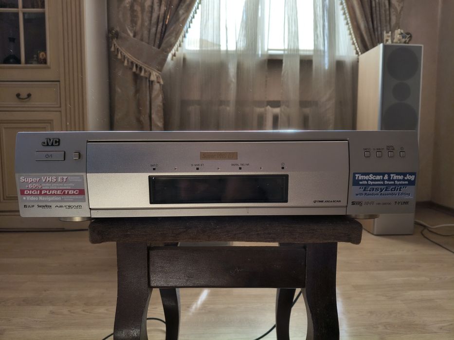 Видеомагнитофон JVC HR-S9700EU.