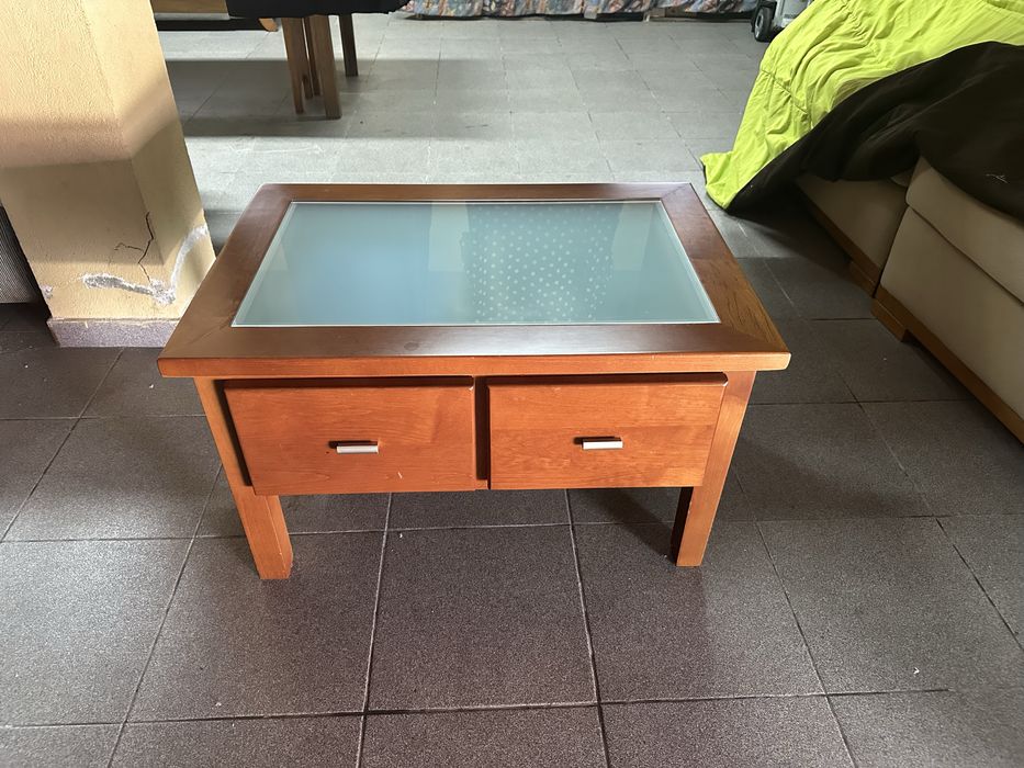 Mesa centro com gavetas