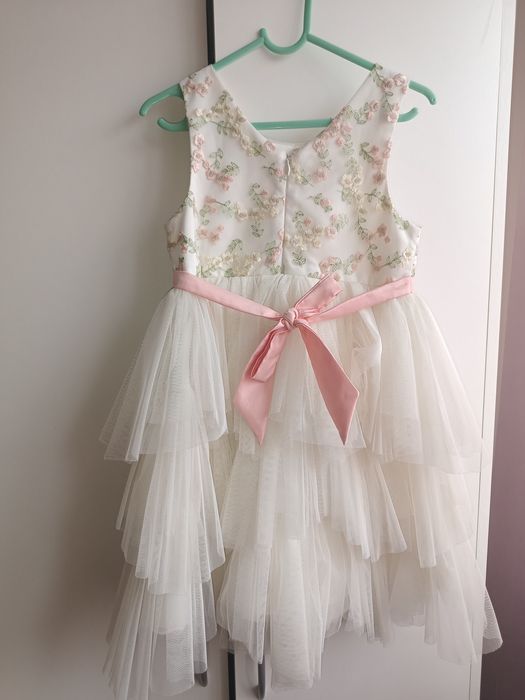 Sprzedam piękną sukienkę 122-128