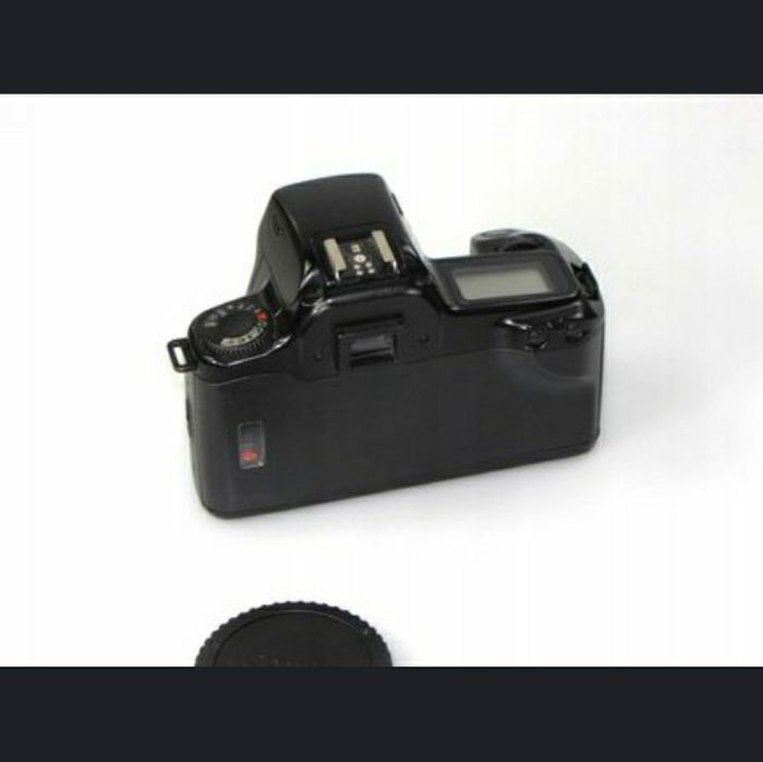 Canon EOS 1000F без об'єктиву, є ремінець