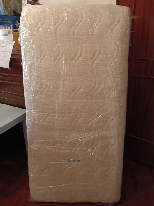 Colchão e cama de bebé