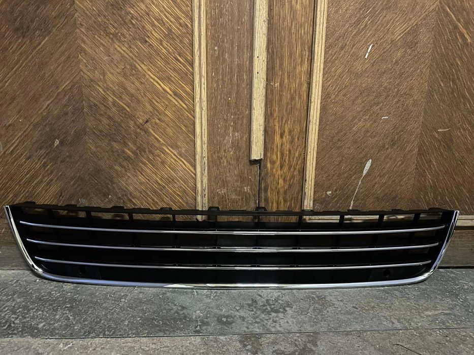 Volkswagen Touareg Решітка в бампер Центральна