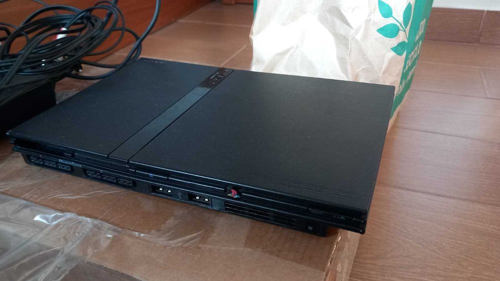 PS2 com marcas de uso - Inclui comando e cabos