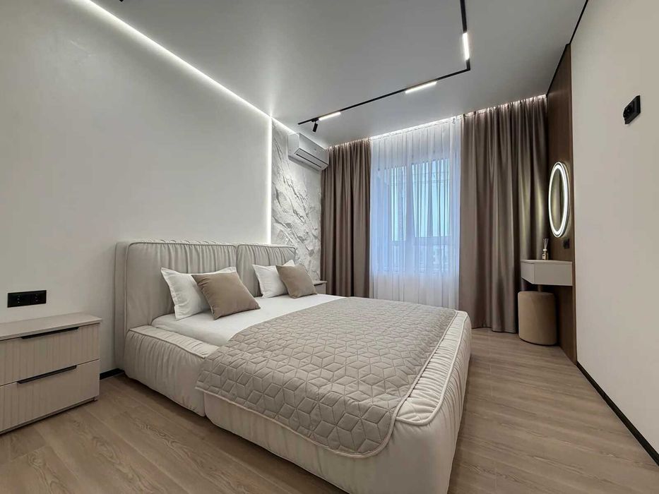 Стильна трикімнатна біля міського озера