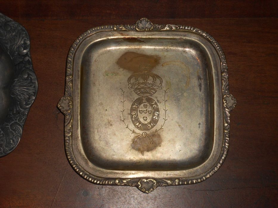 Diversas miniaturas e peças decorativas pousa chaves latao estanho