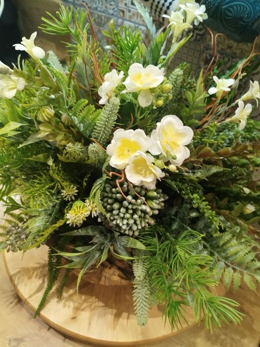Kompozycja kwiatowa w stylu naturalnym