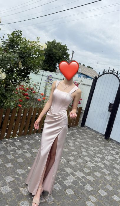 Продам сукню на випуск