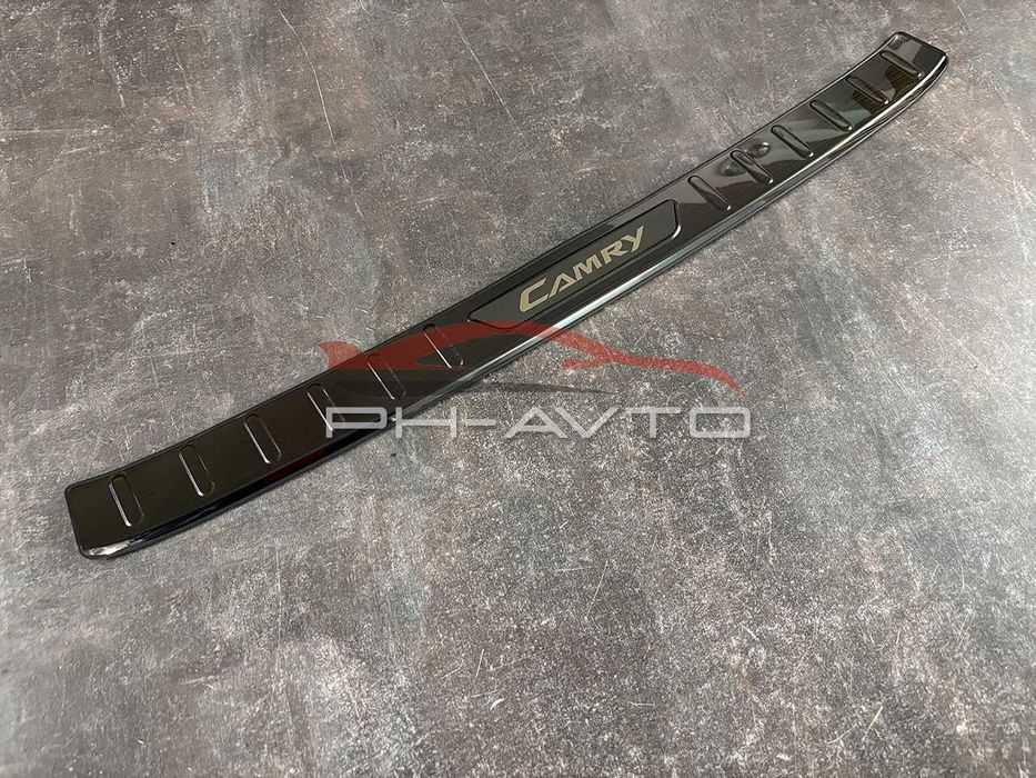 Накладка на задній бампер Toyota Camry 70 Premium із загином