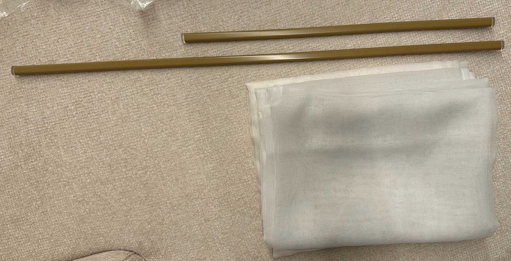 Conjunto 2 cortinas brancas translúcidas + 2 varões extensíveis bronze