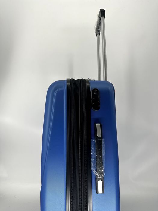 Nowa walizka średnia chabrowa, niebieska