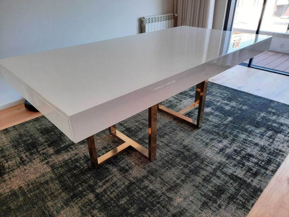 Mesa Jantar Extensível Branco Alto Brilho e Inox Dourado