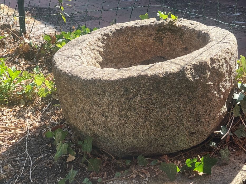 Pia/Bebedouro em pedra rústica esculpida
