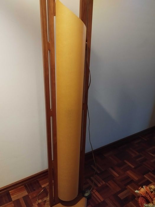 Candeeiro de pé em castanho