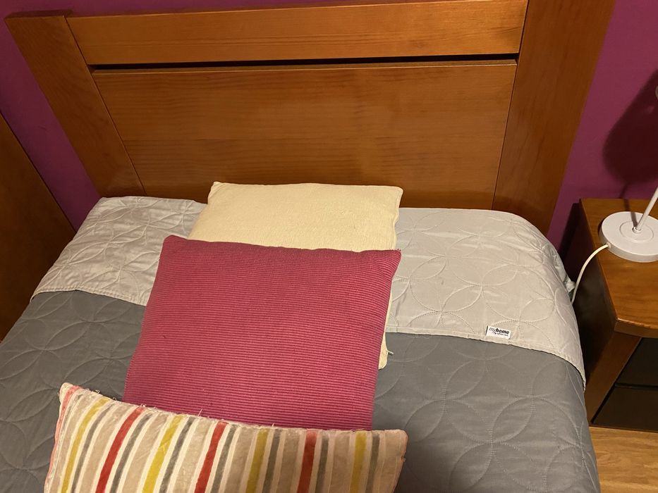 Cama de solteiro em pinho mel com estrado
