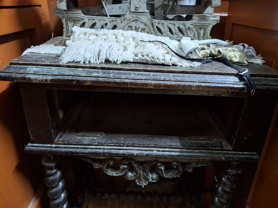 Mesa de apoio com pernas em torneado salomónico (barley‑twist)