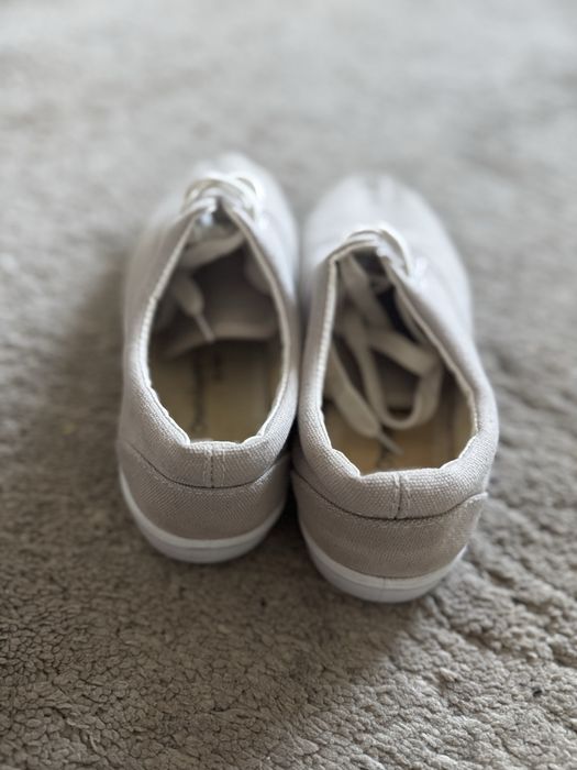 jasne buty tenisówki