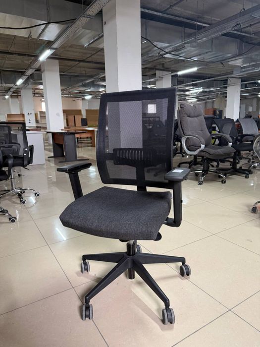 Оптовий продаж офісних крісел для бізнесу.