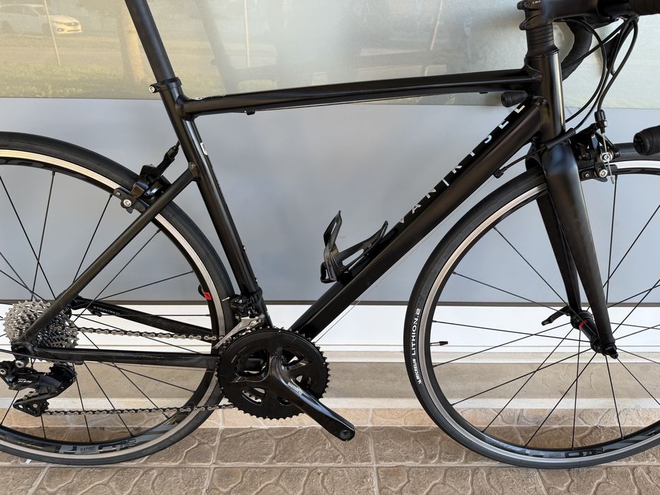 Bicicleta de estrada bem equipada