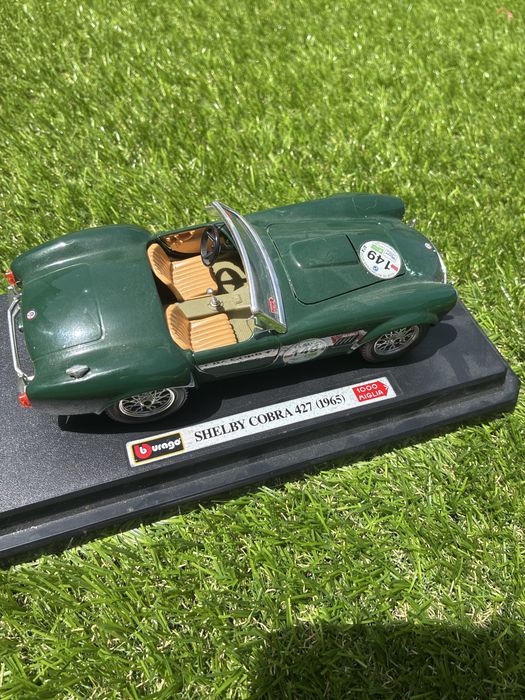 Miniatura Shelby Cobra 427 (1965) Bburago 1:24 - Edição 1000 Miglia