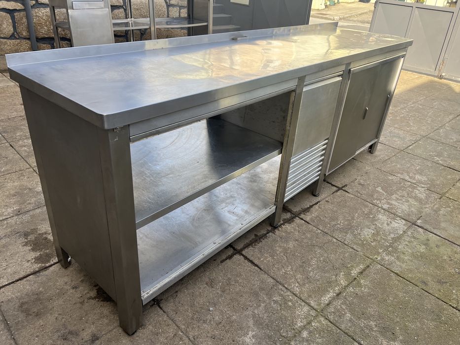 Escaparate em inox liso com portas e gaveta 2.45 mt