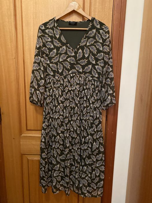 Vestido cintado com saia plissada