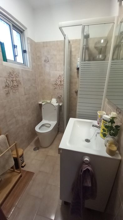 Quartos muito acolhedor situado numa zona tranquila com parque infanti