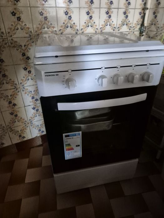 Vendo 3 camas e 2 sofas individuais e 1 fogao