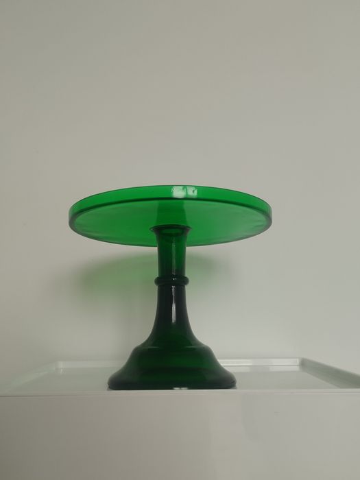 Boleira em vidro verde escuro, com pé.